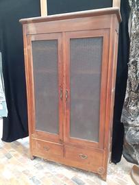 Armadio vecchio in legno con vetri