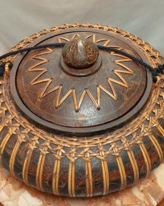 Scatola grande tonda in legno intagliato laccato