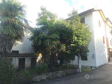 Zona centralissima: rustico indipendente con sc...