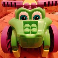 Mega Bloks macchina coccodrillo con manubrio