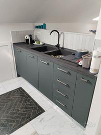 Cucina con elettrodomestici