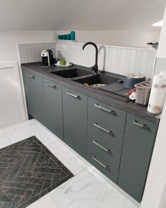 Cucina con elettrodomestici