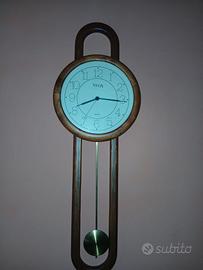 Orologio a pendolo in legno con batteria