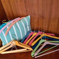 Cuscino e grucce in legno