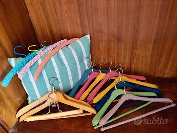 Cuscino e grucce in legno