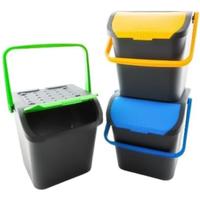 Tre bidoni per spazzatura