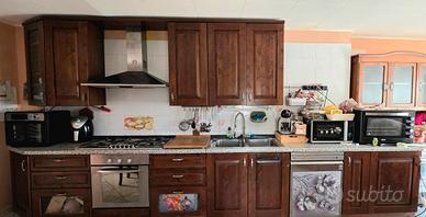 Cucina lineare in legno con elettrodomestici