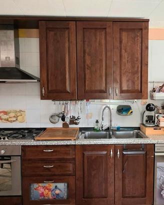 Cucina lineare in legno con elettrodomestici