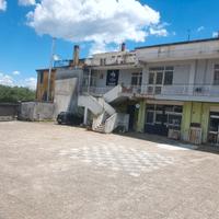 Locale commerciale con ampio parcheggio