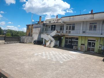 Locale commerciale con ampio parcheggio