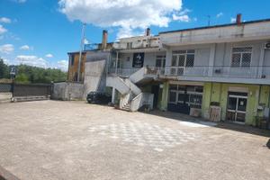 Locale commerciale con ampio parcheggio