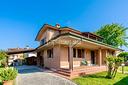 villa-unifamigliare-con-box-auto-e-giardino