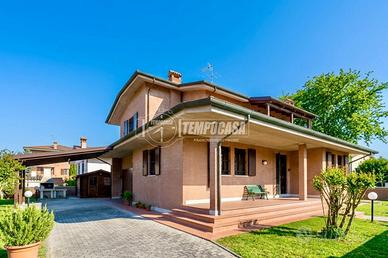 VILLA UNIFAMIGLIARE CON BOX AUTO E GIARDINO