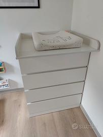 Cassettiera Malm con fasciatoio e cuscino