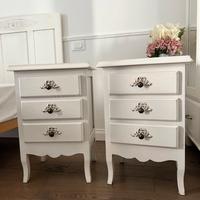 Coppia di comodini shabbychic bianchi decapati