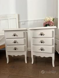 Coppia di comodini shabbychic bianchi decapati