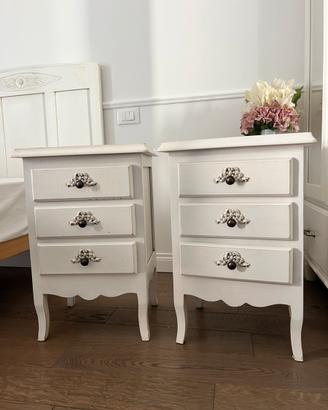 Coppia di comodini shabbychic bianchi decapati