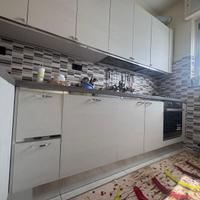 Cucina completa con penisola ed elettrodomestici