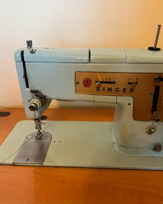 Macchina da cucire SINGER vintage con mobile
