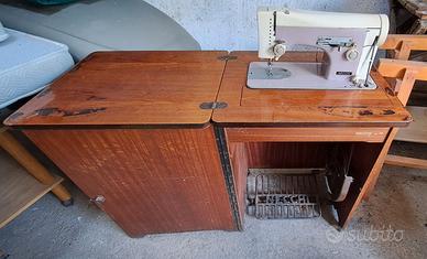 Macchina per cucire vintage NECCHI Supernova Julia