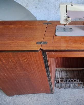 Macchina per cucire vintage NECCHI Supernova Julia