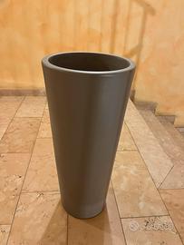 Vaso da giardino Vasar grigio scuro in plastica.