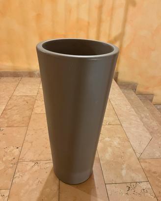 Vaso da giardino Vasar grigio scuro in plastica.