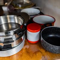 Lotto di pentolame e oggetti vari