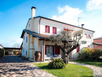 Elegante casa indipendente con giardino e fotovo