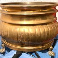 Vaso d’epoca in rame con piedini. 30cm circa.