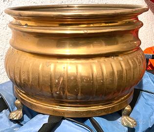 Vaso d’epoca in rame con piedini. 30cm circa.