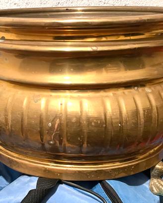 Vaso d’epoca in rame con piedini. 30cm circa.