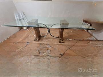 Tavolo in cristallo con base in pietra