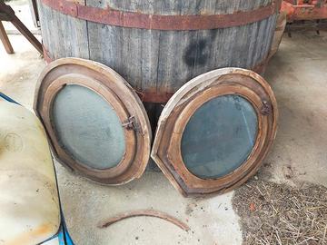 vecchi oblò in legno.