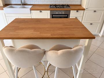 Isola cucina con piano in legno e ripiani