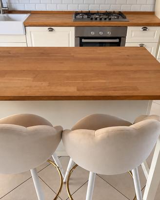 Isola cucina con piano in legno e ripiani