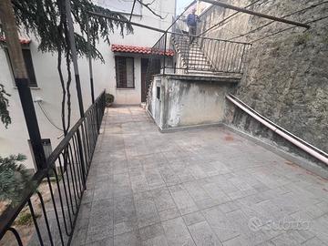 Casa con ampio giardino