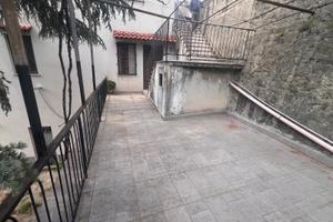 Casa con ampio giardino