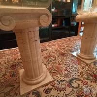 tavolo di cristallo con colonne di marmo