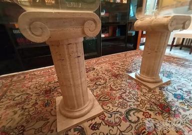 tavolo di cristallo con colonne di marmo