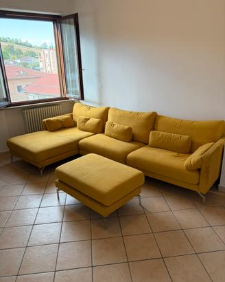 DIVANO ANGOLARE GIALLO CON POUF