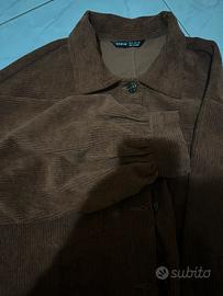 Giacca a costine marrone con tasche