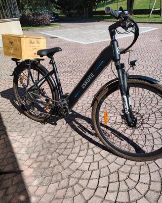 bici pedalata assistita solo impolverata