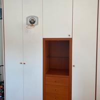 Armadio bianco e legno