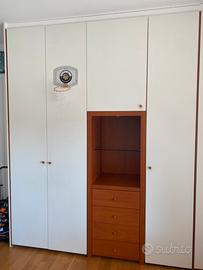Armadio bianco e legno