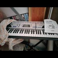 tastiera musicale con piedi come nuova
