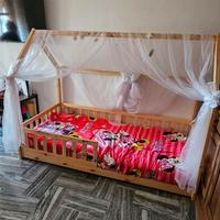 letto per bambini con materasso e tendina