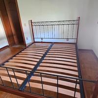 letto matrimoniale in ferro battuto e legno