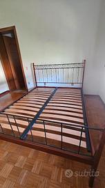 letto matrimoniale in ferro battuto e legno