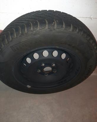 4 Gomme Pirelli invernali 195/65 R 15 - ben tenute